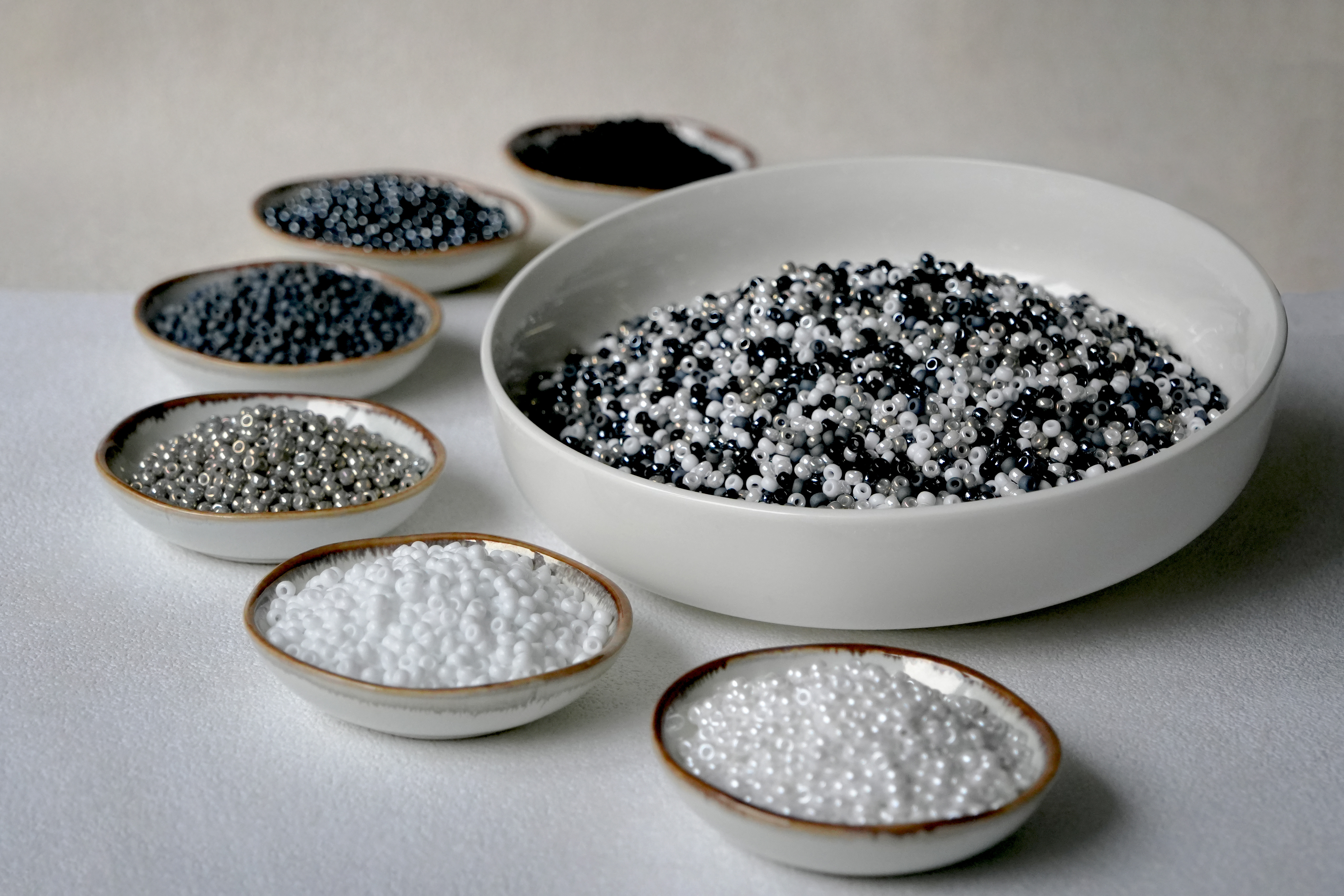 Extra foto's miyuki rocailles 6/0 - black and white