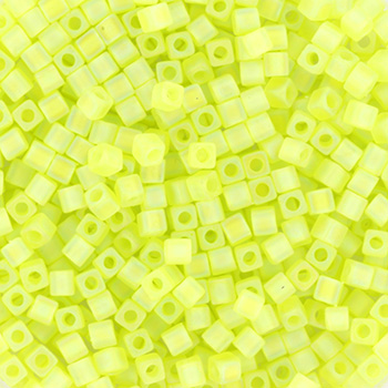 Extra foto's miyuki cubes 1.8 mm - transparant matte ab chartreuse